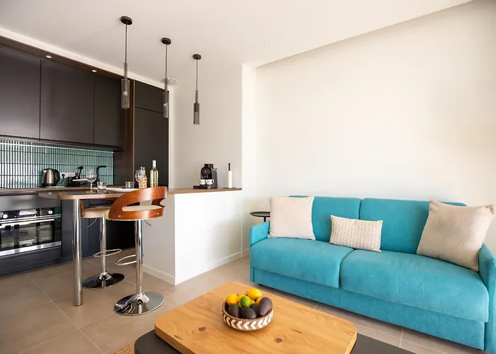 Modern 1-Bedroom Apartment With Sea View On La Croisette